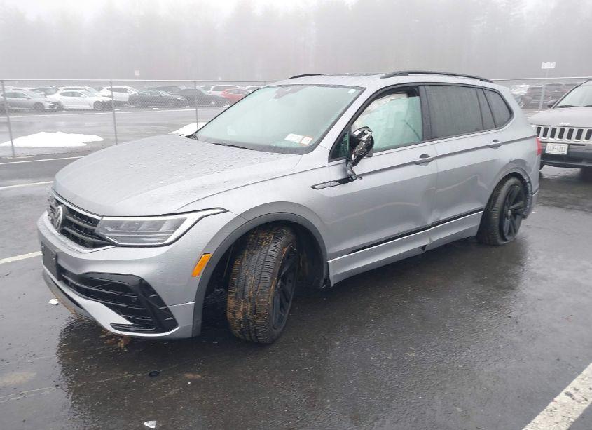 Photo 2 of 2024 Volkswagen Tiguan 2.0T SE R-LINE BLACK (VIN 3VVCB7AX7RM010399)