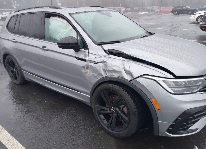 Photo 6 of 2024 Volkswagen Tiguan 2.0T SE R-LINE BLACK (VIN 3VVCB7AX7RM010399)