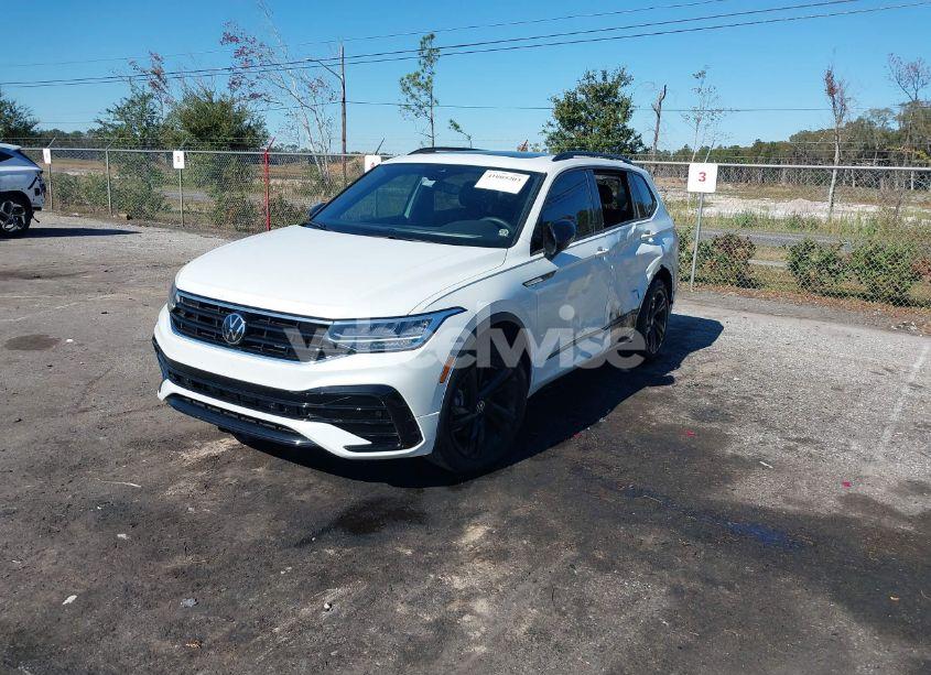 Photo 2 of 2024 Volkswagen Tiguan 2.0T SE R-LINE BLACK (VIN 3VVCB7AX7RM056251)
