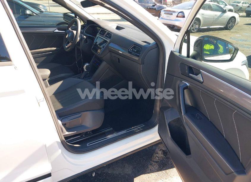 Photo 5 of 2024 Volkswagen Tiguan 2.0T SE R-LINE BLACK (VIN 3VVCB7AX7RM056251)