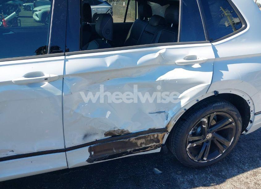 Photo 6 of 2024 Volkswagen Tiguan 2.0T SE R-LINE BLACK (VIN 3VVCB7AX7RM056251)