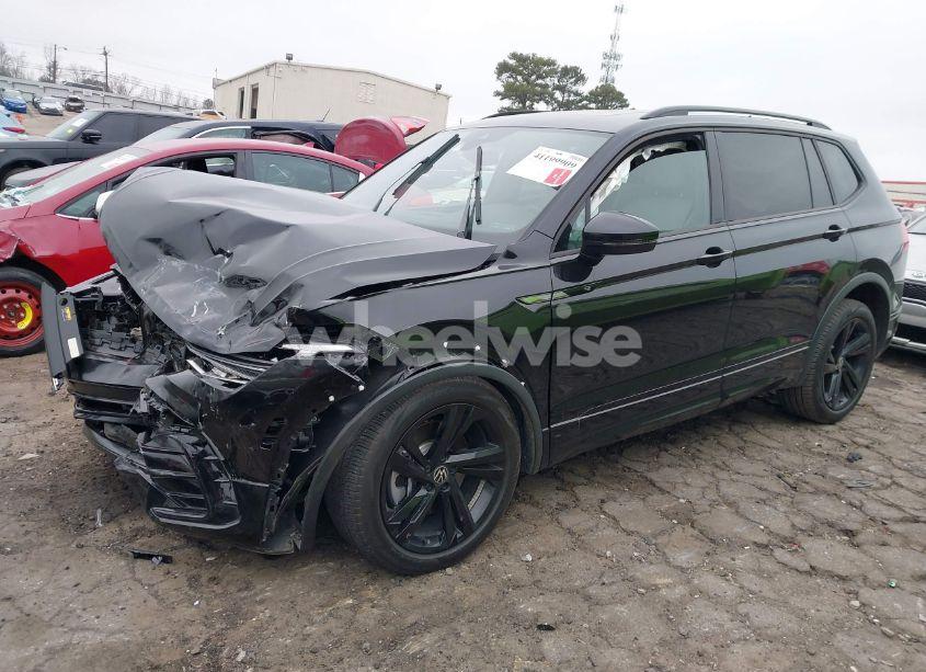 Photo 2 of 2024 Volkswagen Tiguan 2.0T SE R-LINE BLACK (VIN 3VVCB7AX7RM058145)