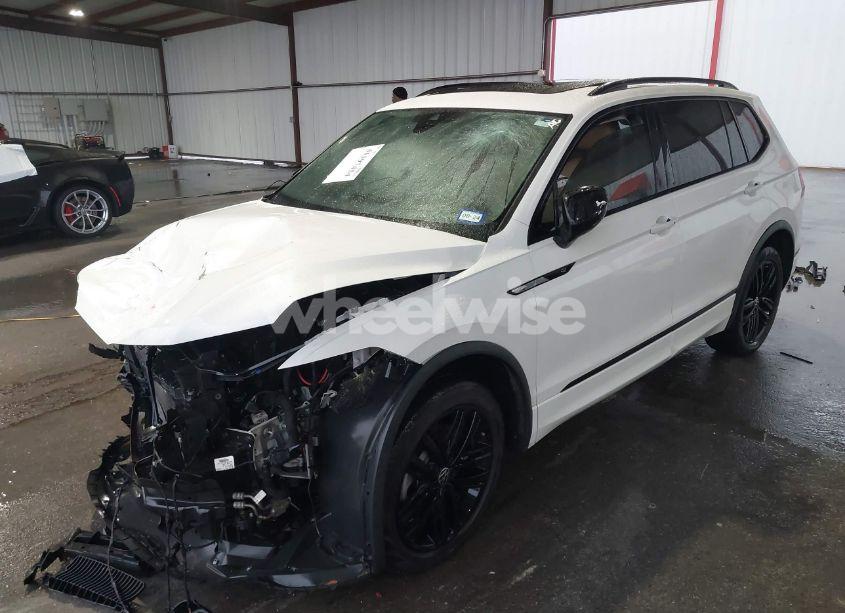 Photo 2 of 2022 Volkswagen Tiguan 2.0T SE R-LINE BLACK (VIN 3VVCB7AX8NM139424)