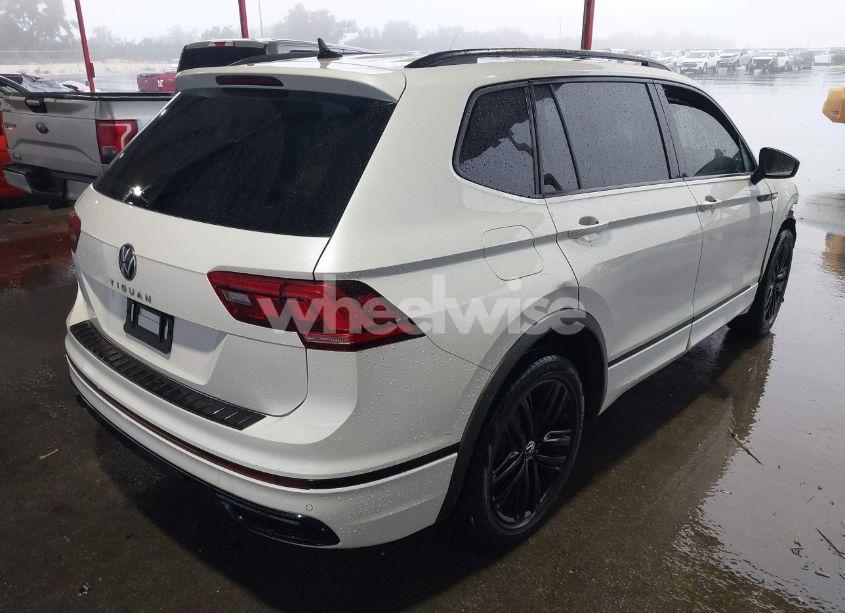 Photo 4 of 2022 Volkswagen Tiguan 2.0T SE R-LINE BLACK (VIN 3VVCB7AX8NM139424)