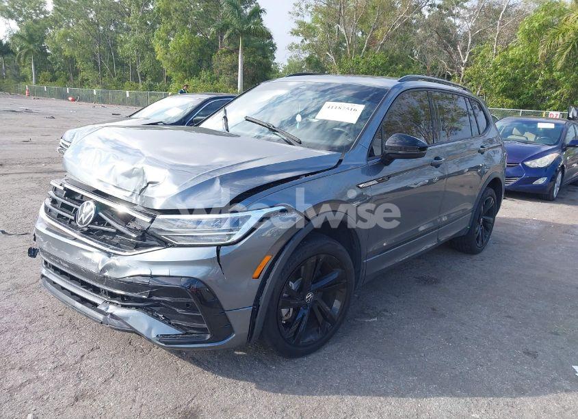 Photo 2 of 2023 Volkswagen Tiguan 2.0T SE R-LINE BLACK (VIN 3VVCB7AX8PM039567)
