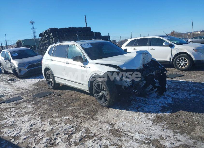 2023 Volkswagen Tiguan 2.0T SE R-LINE BLACK (VIN 3VVCB7AX8PM141998) main photo