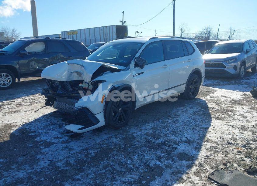 Photo 2 of 2023 Volkswagen Tiguan 2.0T SE R-LINE BLACK (VIN 3VVCB7AX8PM141998)