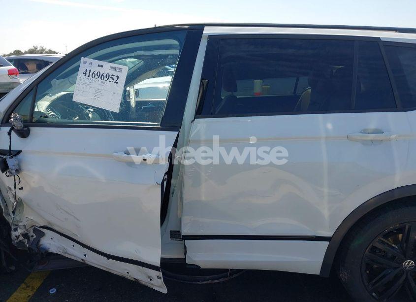 Photo 14 of 2022 Volkswagen Tiguan 2.0T SE R-LINE BLACK (VIN 3VVCB7AX9NM009779)