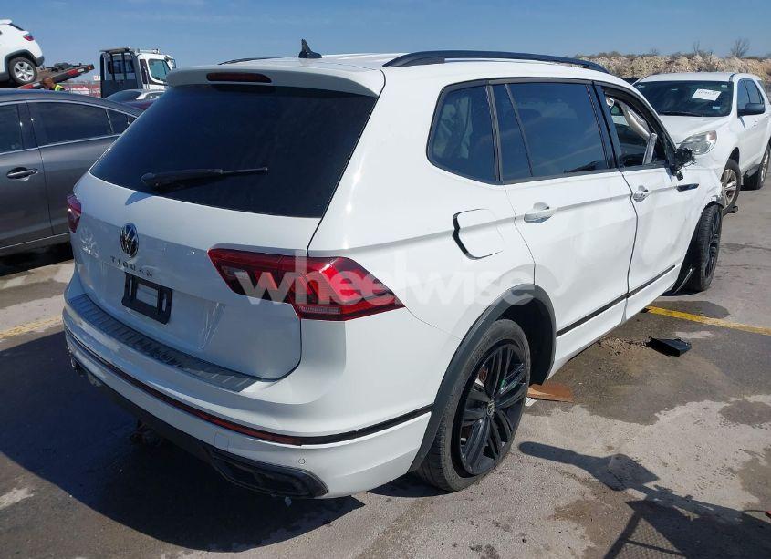 Photo 4 of 2022 Volkswagen Tiguan 2.0T SE R-LINE BLACK (VIN 3VVCB7AX9NM009779)