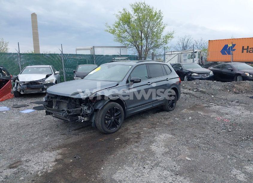 Photo 2 of 2022 Volkswagen Tiguan 2.0T SE R-LINE BLACK (VIN 3VVCB7AX9NM014741)