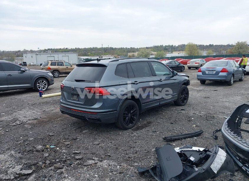 Photo 4 of 2022 Volkswagen Tiguan 2.0T SE R-LINE BLACK (VIN 3VVCB7AX9NM014741)