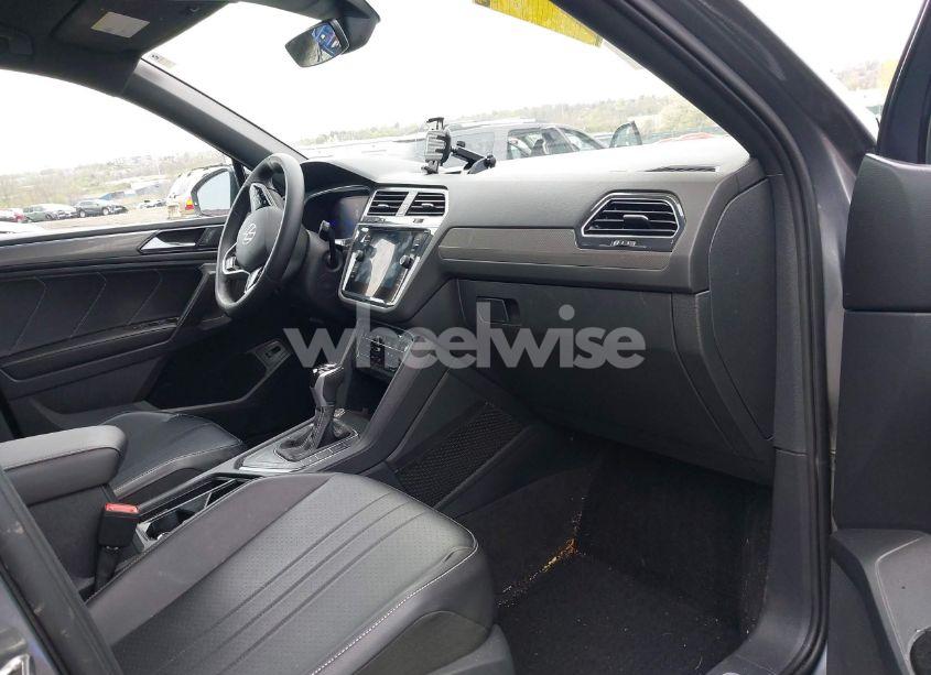 Photo 5 of 2022 Volkswagen Tiguan 2.0T SE R-LINE BLACK (VIN 3VVCB7AX9NM014741)