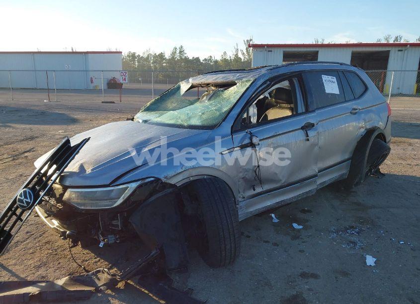 Photo 2 of 2022 Volkswagen Tiguan 2.0T SE R-LINE BLACK (VIN 3VVCB7AX9NM165109)