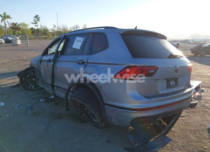 Photo 3 of 2022 Volkswagen Tiguan 2.0T SE R-LINE BLACK (VIN 3VVCB7AX9NM165109)
