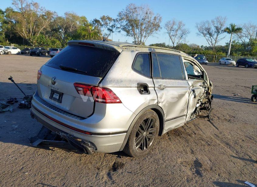 Photo 4 of 2022 Volkswagen Tiguan 2.0T SE R-LINE BLACK (VIN 3VVCB7AX9NM165109)