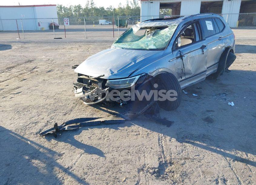 Photo 6 of 2022 Volkswagen Tiguan 2.0T SE R-LINE BLACK (VIN 3VVCB7AX9NM165109)