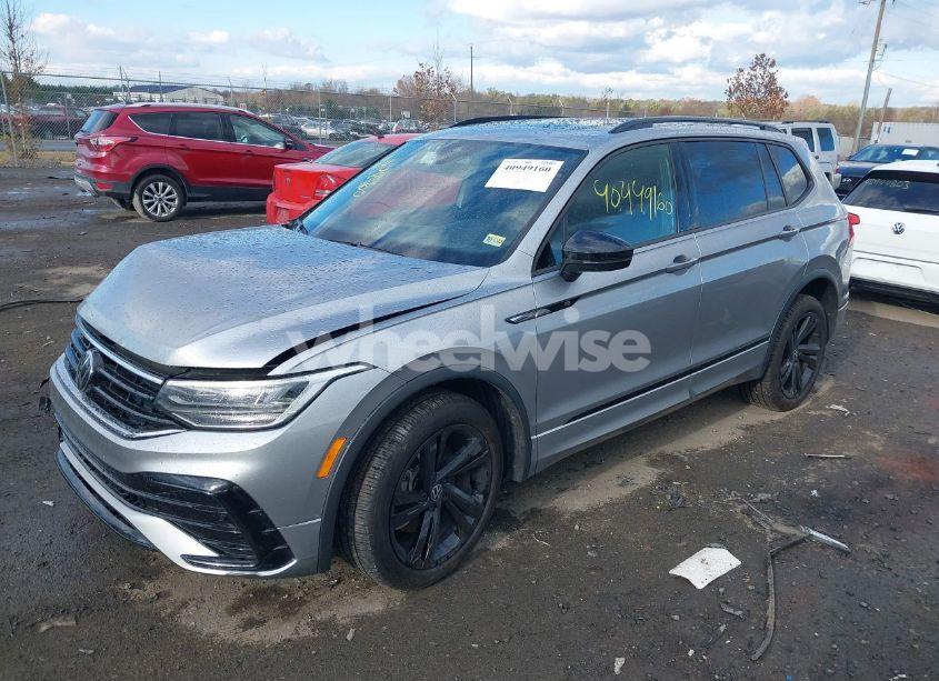 Photo 2 of 2024 Volkswagen Tiguan 2.0T SE R-LINE BLACK (VIN 3VVCB7AX9RM023106)