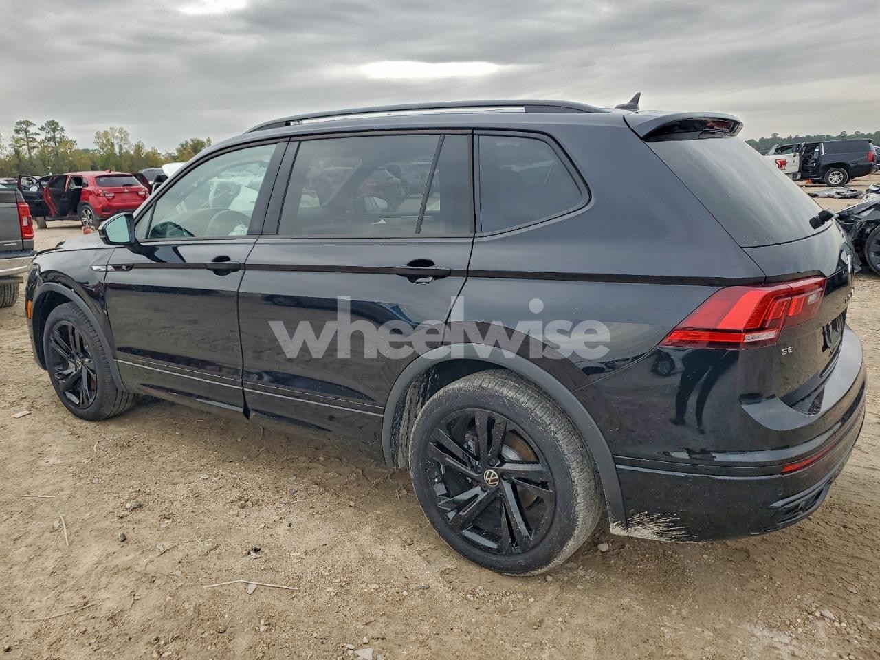 Photo 2 of 2024 VOLKSWAGEN TIGUAN SE R-LINE BLACK (VIN 3VVCB7AX9RM196608)