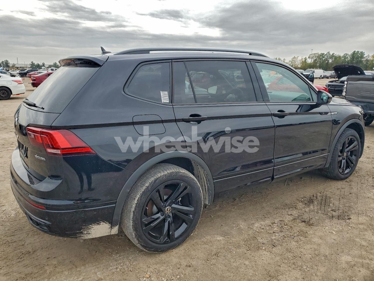 Photo 3 of 2024 VOLKSWAGEN TIGUAN SE R-LINE BLACK (VIN 3VVCB7AX9RM196608)