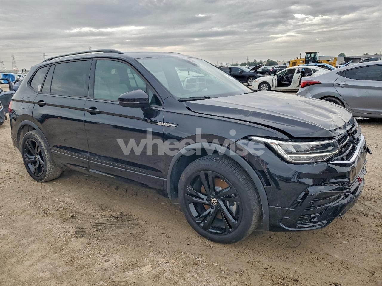 Photo 4 of 2024 VOLKSWAGEN TIGUAN SE R-LINE BLACK (VIN 3VVCB7AX9RM196608)