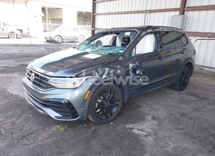 Photo 2 of 2022 Volkswagen Tiguan 2.0T SE R-LINE BLACK (VIN 3VVCB7AXXNM091425)