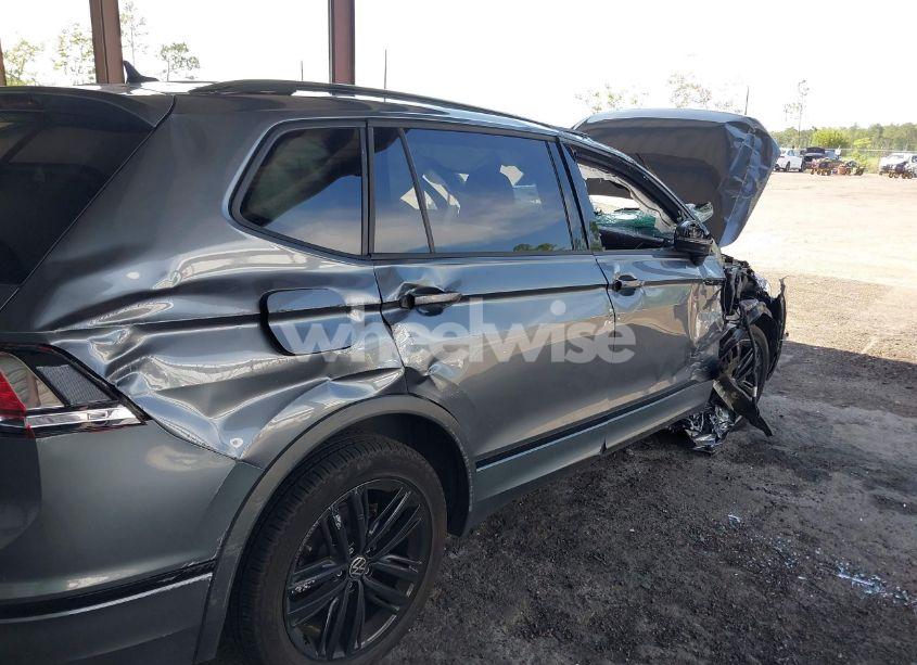 Photo 6 of 2022 Volkswagen Tiguan 2.0T SE R-LINE BLACK (VIN 3VVCB7AXXNM091425)