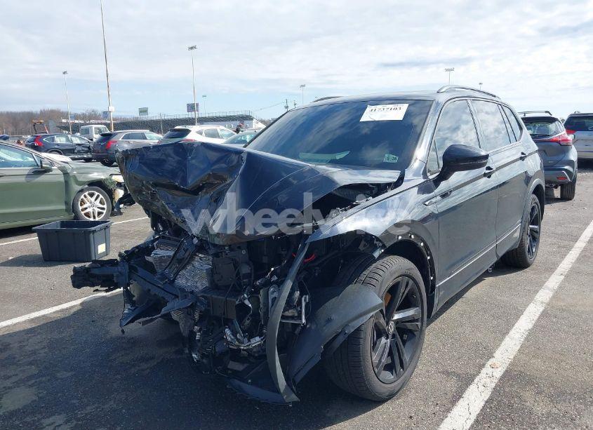 Photo 2 of 2023 Volkswagen Tiguan 2.0T SE R-LINE BLACK (VIN 3VVCB7AXXPM094621)