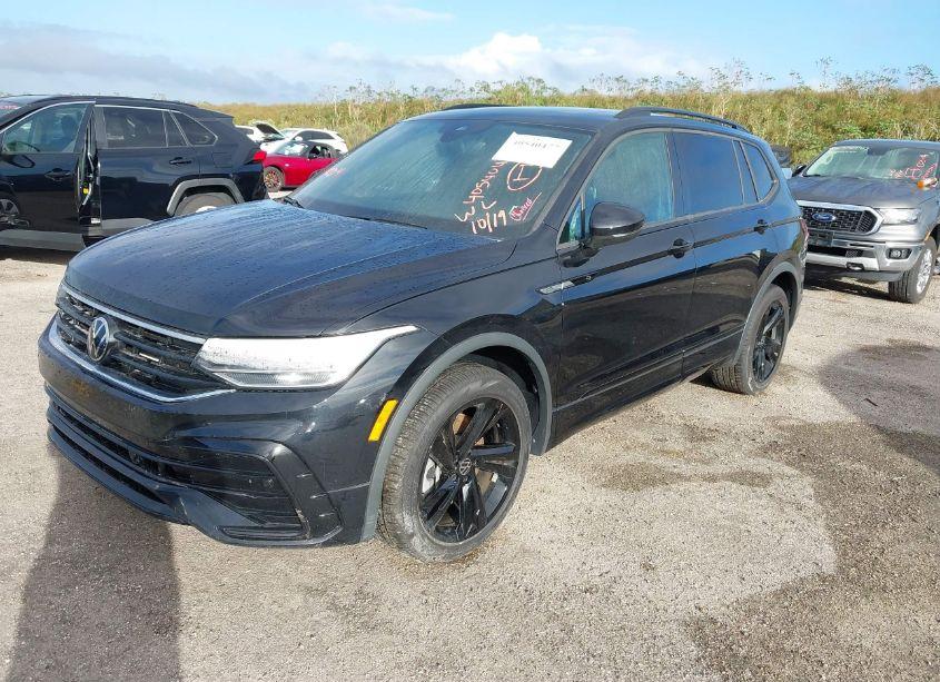 Photo 2 of 2023 Volkswagen Tiguan 2.0T SE R-LINE BLACK (VIN 3VVCB7AXXPM130601)