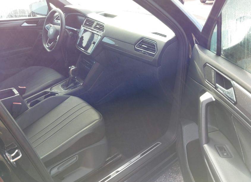Photo 5 of 2023 Volkswagen Tiguan 2.0T SE R-LINE BLACK (VIN 3VVCB7AXXPM130601)