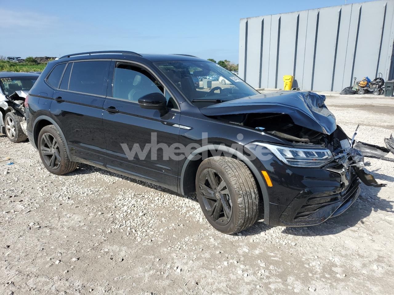 Photo 4 of 2024 VOLKSWAGEN TIGUAN SE R-LINE BLACK (VIN 3VVCB7AXXRM046734)