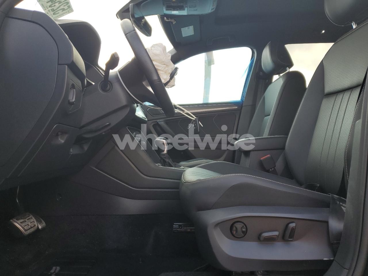 Photo 7 of 2024 VOLKSWAGEN TIGUAN SE R-LINE BLACK (VIN 3VVCB7AXXRM046734)