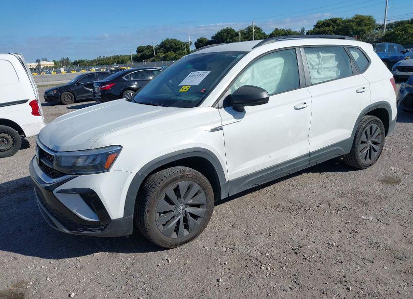 Photo 2 of 2022 Volkswagen Taos 1.5T S (VIN 3VVDX7B28NM005182)