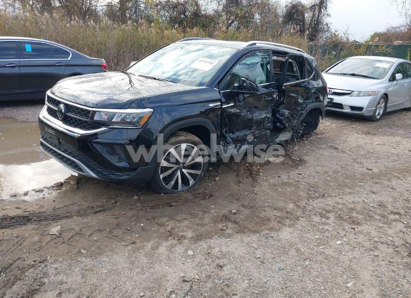 Photo 2 of 2024 Volkswagen Taos 1.5T SE (VIN 3VVEX7B21RM098363)