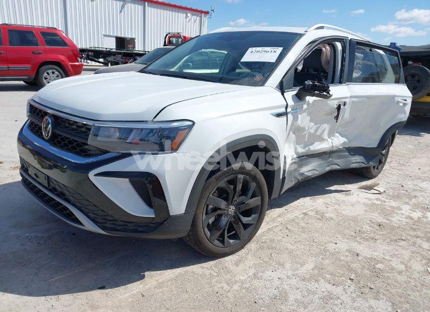 Photo 2 of 2024 Volkswagen Taos SE (VIN 3VVEX7B23RM122551)