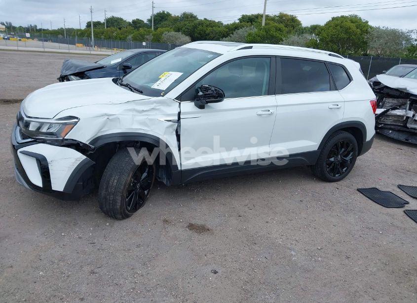 Photo 2 of 2023 Volkswagen Taos 1.5T SE (VIN 3VVEX7B27PM300636)