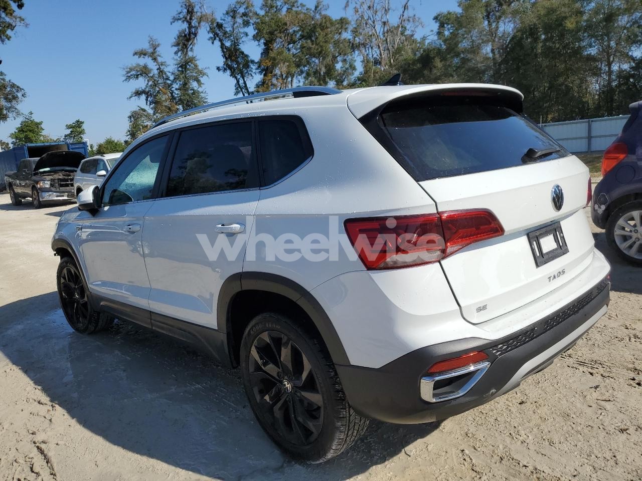 Photo 2 of 2024 VOLKSWAGEN TAOS SE N/A (VIN 3VVEX7B28RM127079)