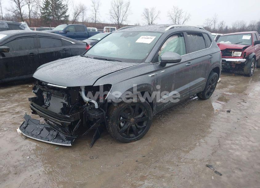 Photo 2 of 2024 Volkswagen Taos 1.5T SE (VIN 3VVEX7B28RM130015)