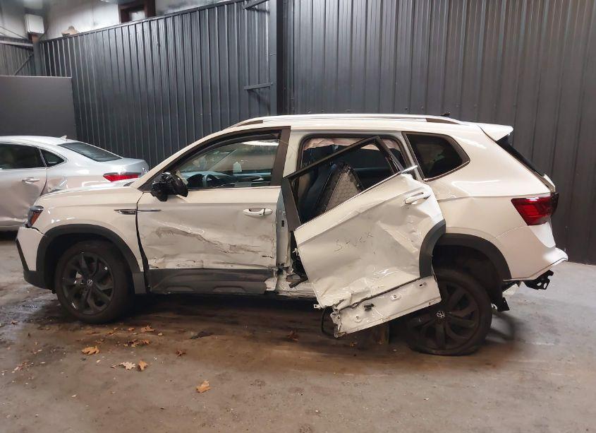 Photo 6 of 2023 Volkswagen Taos 1.5T SE (VIN 3VVEX7B29PM350793)