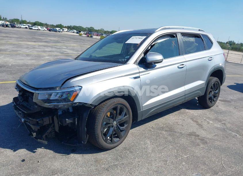 Photo 2 of 2024 Volkswagen Taos 1.5T SE (VIN 3VVEX7B2XRM129089)