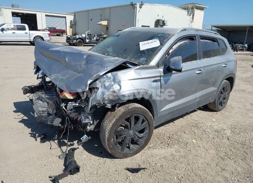 Photo 2 of 2022 Volkswagen Taos 1.5T SEL (VIN 3VVGX7B29NM001350)