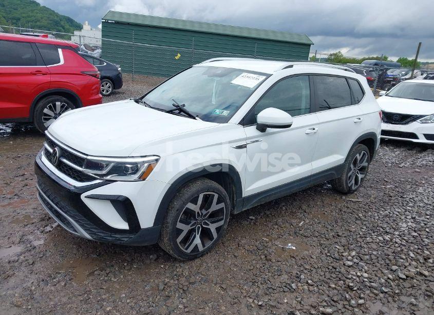 Photo 2 of 2022 Volkswagen Taos 1.5T SEL (VIN 3VVJX7B23NM020157)
