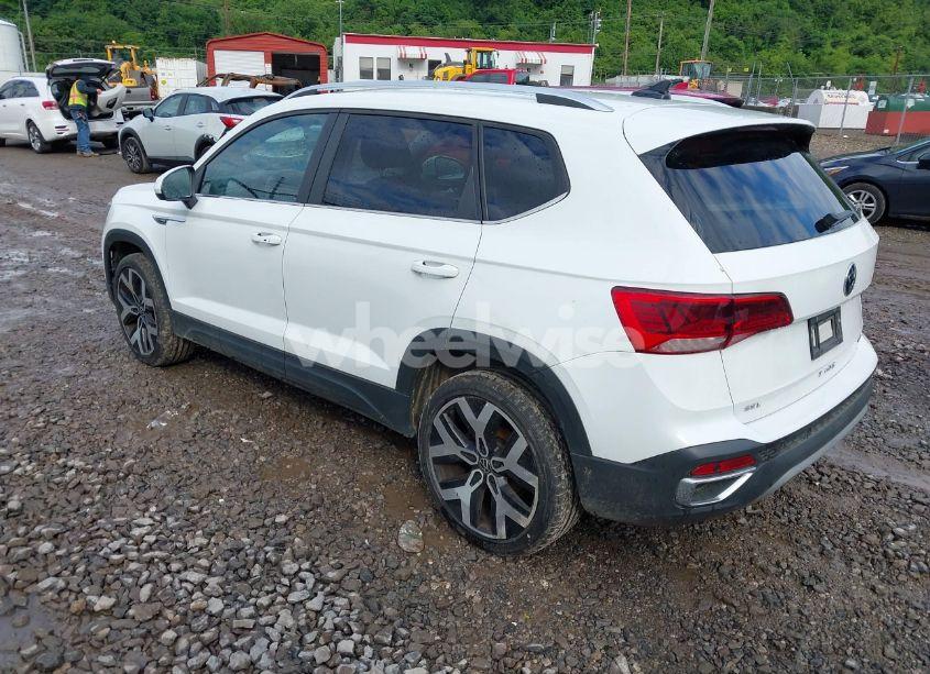 Photo 3 of 2022 Volkswagen Taos 1.5T SEL (VIN 3VVJX7B23NM020157)