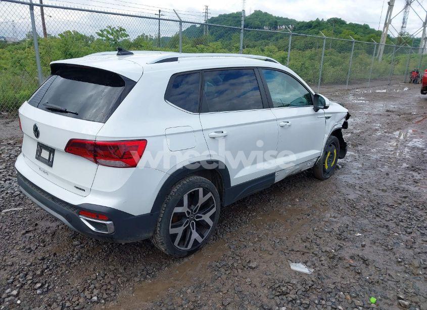 Photo 4 of 2022 Volkswagen Taos 1.5T SEL (VIN 3VVJX7B23NM020157)