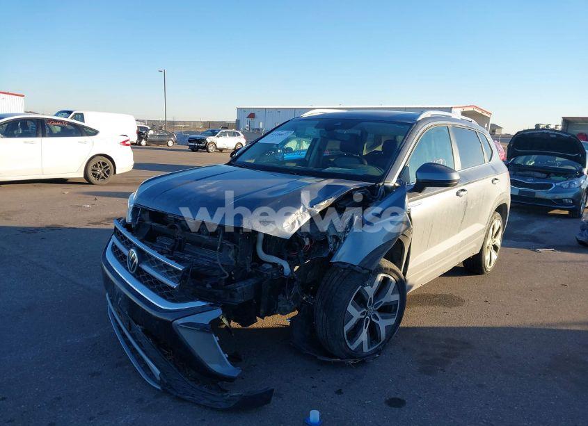 Photo 2 of 2022 Volkswagen Taos 1.5T SEL (VIN 3VVJX7B27NM026172)