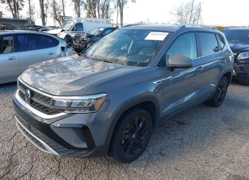 Photo 2 of 2022 Volkswagen Taos 1.5T SE (VIN 3VVLX7B20NM093253)