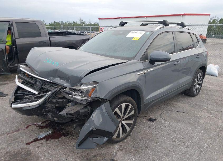 Photo 2 of 2022 Volkswagen Taos 1.5T SE (VIN 3VVLX7B24NM087892)