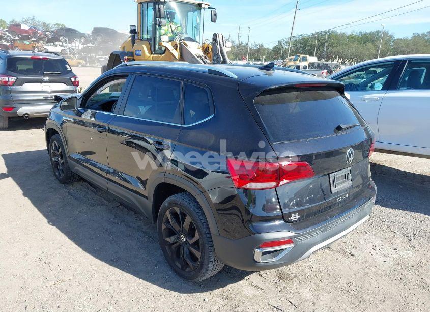 Photo 2 of 2022 Volkswagen Taos 1.5T SE (VIN 3VVLX7B25NM002848)
