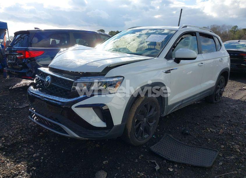 Photo 2 of 2022 Volkswagen Taos 1.5T SE (VIN 3VVLX7B26NM004558)