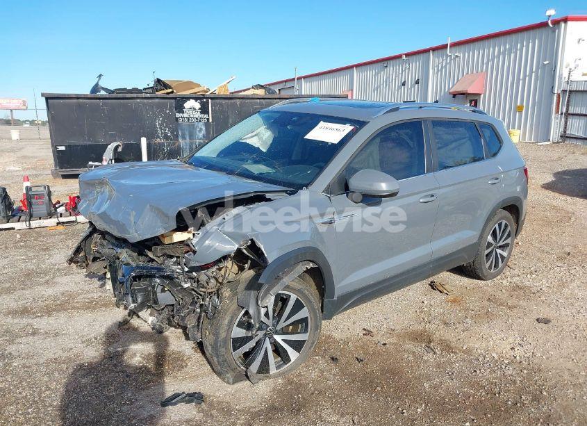 Photo 2 of 2022 Volkswagen Taos 1.5T SE (VIN 3VVLX7B26NM077297)