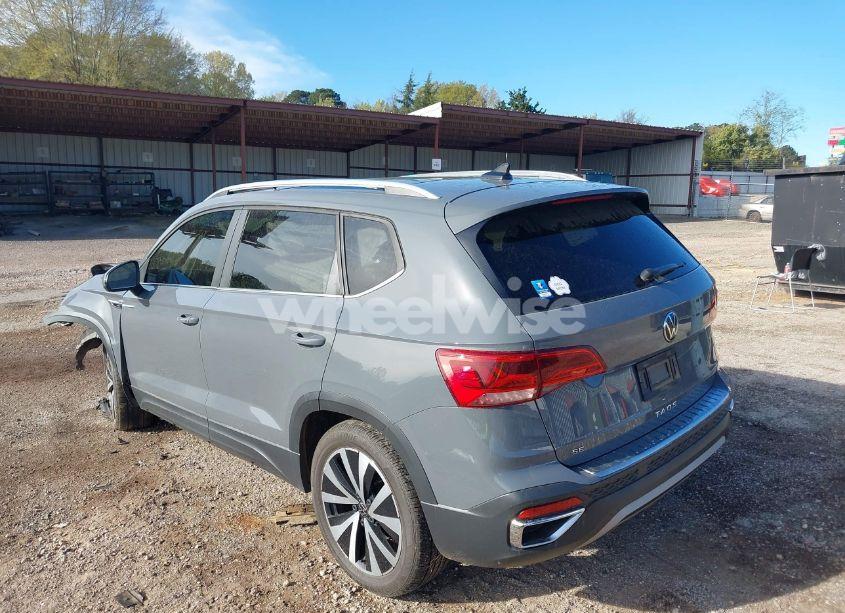 Photo 3 of 2022 Volkswagen Taos 1.5T SE (VIN 3VVLX7B26NM077297)